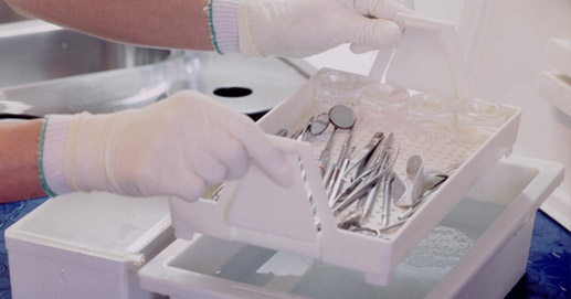 تعقيم الأدواد التي تستخدم في مركز أسنان الدولي 